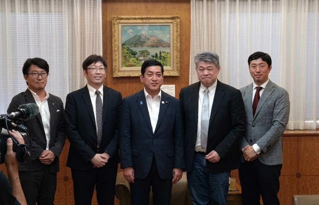 Commemorative photo with Kagoshima Governor Koichi Shiota during the visit
