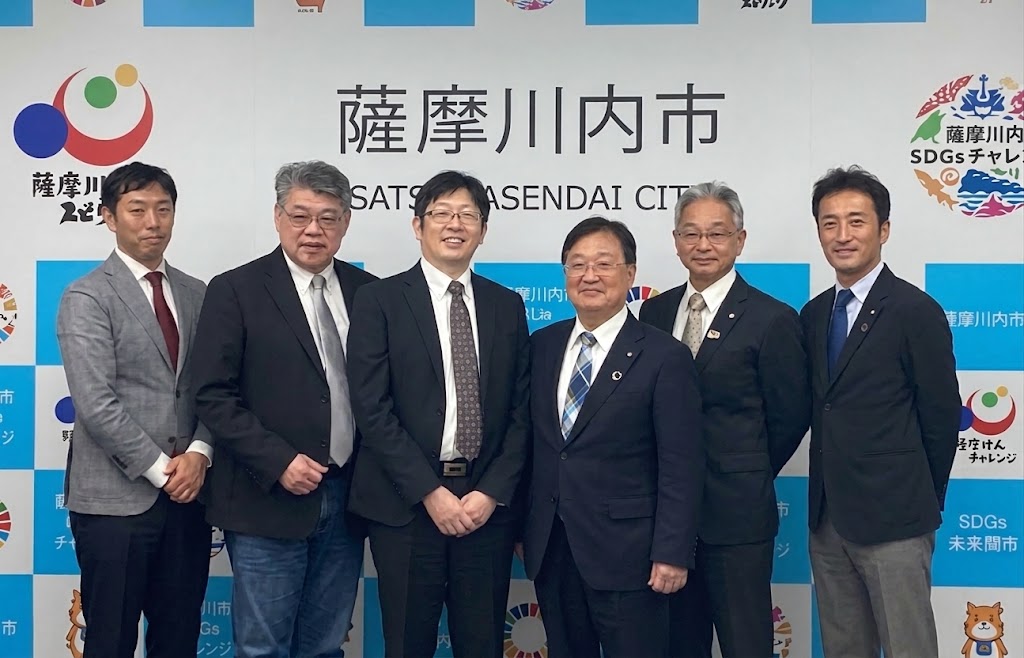 Commemorative photo with Satsumasendai Mayor Hideo Iwakiri during the visit